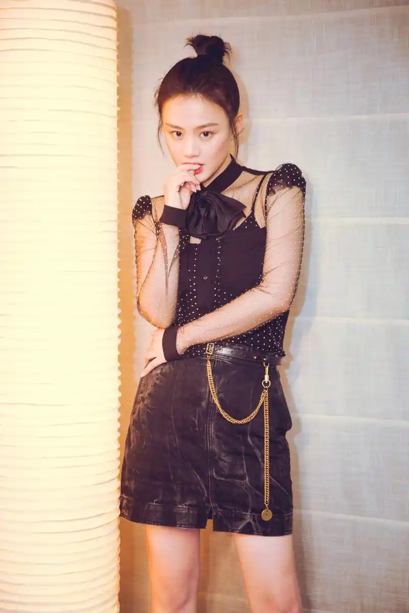 马思纯身穿露肩深v领西服裙秀好身材