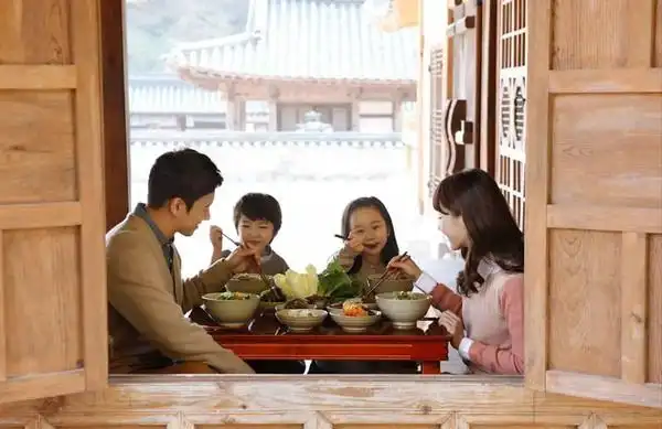 在韩国吃饭碗不能端起来你不知道的韩式用餐礼仪