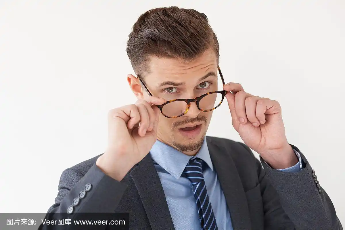 带着质疑的表情摘下眼镜的男人