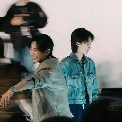 贾玲和张小斐的友谊, 坚定地做彼此的那束光,陪你度过漫长岁月