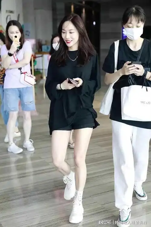 王霏霏妩媚起来原来那么美,服装造型太清凉,傲人身材好迷人!