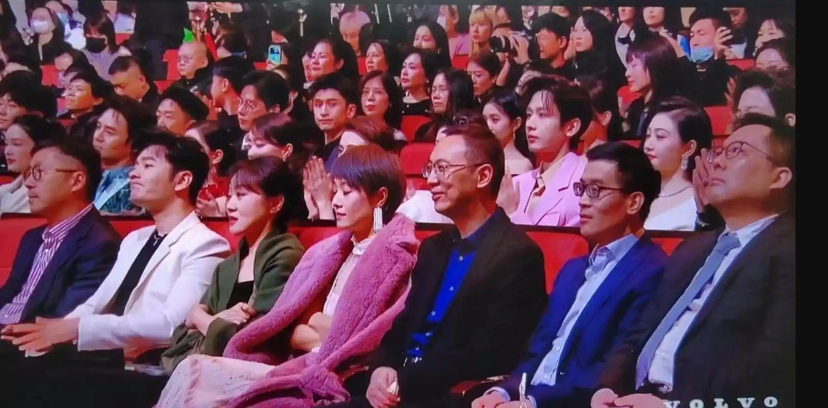 微博视界大会红毯争奇斗艳,景甜白鹿等明星受热议,其中古力娜扎因营销