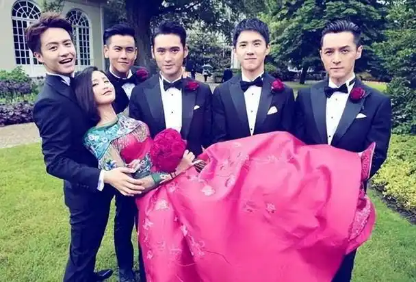 和张歆艺的甜蜜爱情之外,还因为过于亮眼的伴郎团,胡歌,彭于晏,马天宇
