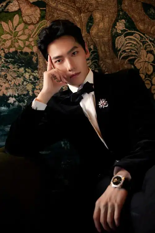 杨洋 今日bvlgari活动造型又见西装笔挺的杨洋,威尼斯阳光里的优雅