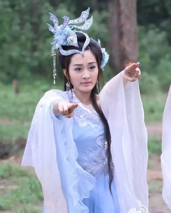 第三美:麦迪娜,剧中饰演玉磬,玉石琵琶精化身,玉磬是一个法术不高,不