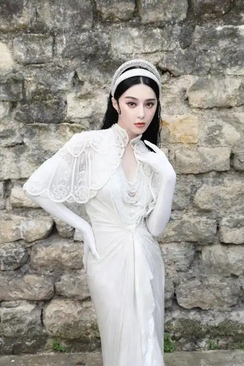 范冰冰:再登巴黎时装秀,穿12厘米恨天高,近照被嘲像蔡明