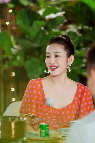 著名演员秦海璐身着dvf长裙出境综艺节目