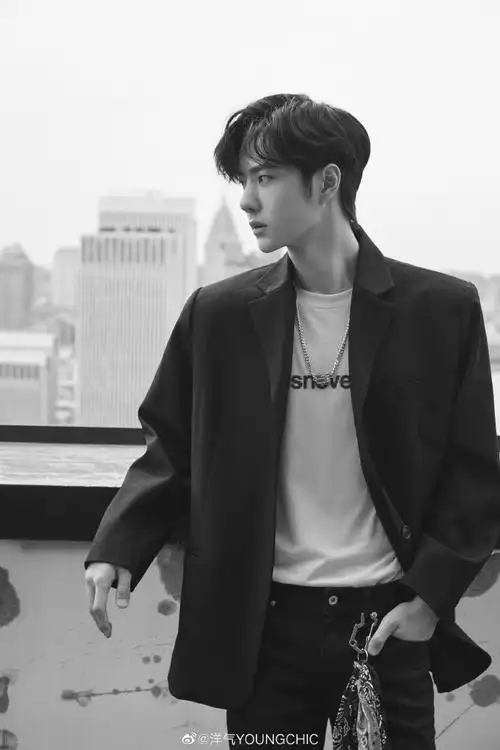 洋气星资讯#@uniq-王一博黑白写真深夜暴击摄影@摄影师vic_(@洋气