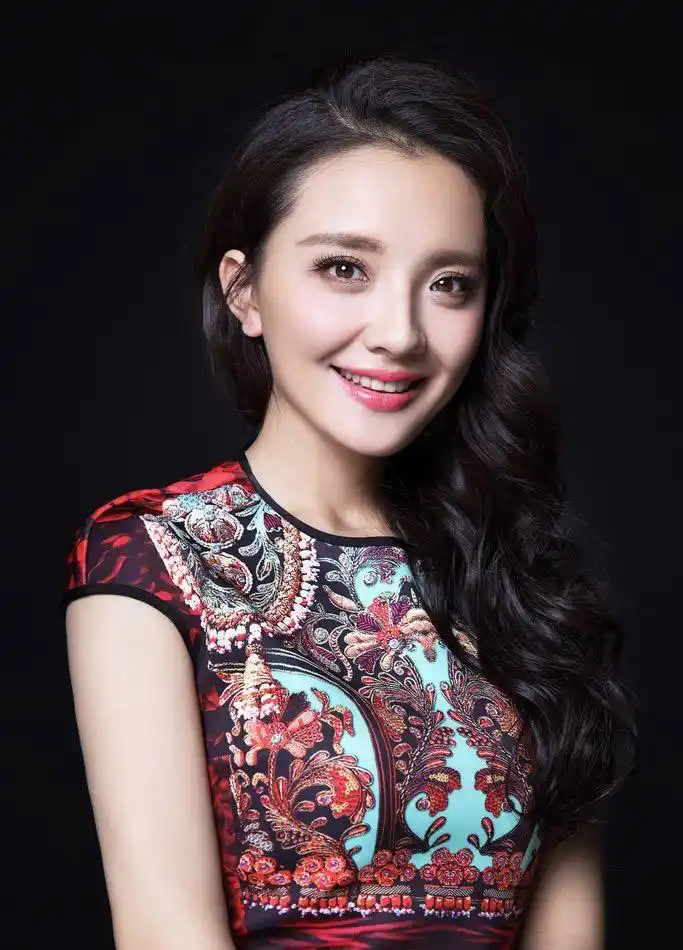 孙茜华贵优雅展淑女风范