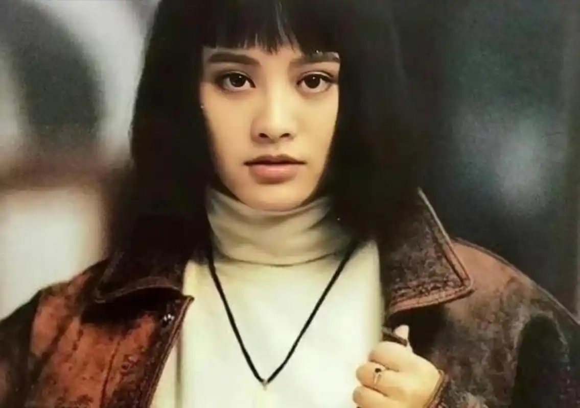 宁静年轻时候看上去挺清秀的,和现在比起来简直判若两人呀!