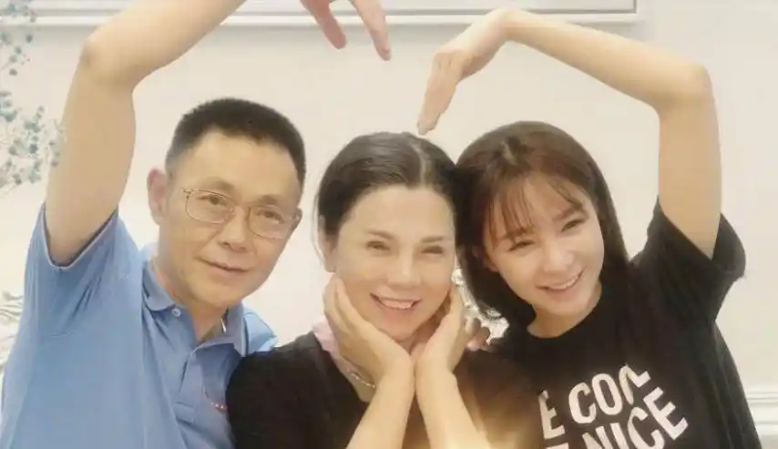 原创鞠婧祎晒出妈妈正面照证明自己底子好来看明星父母的长相