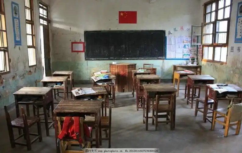 屋角透风的教室里,孩子们的手冻得像胡萝卜,不住的搓手呵气;有的孩子