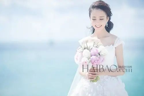 佟丽娅身着定制婚纱小岛完婚:georges hobeika)嫁衣成就梦境般婚礼!