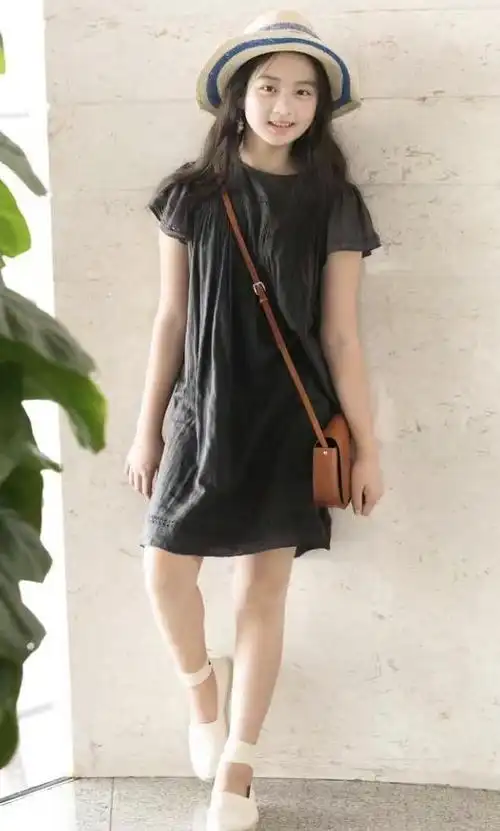 15岁黄多多身材姣好,气质不输流量小花,网友:完全可以出道了