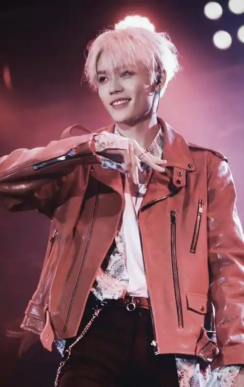 林彦俊儒雅风格穿搭,休闲雅韵,有一种霸道总裁范儿,高冷又禁欲_白色