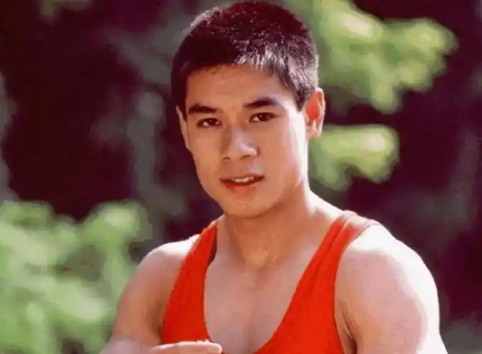 身家百亿的体操王子李宁:57岁头发已掉一大半,妻子依旧有韵味