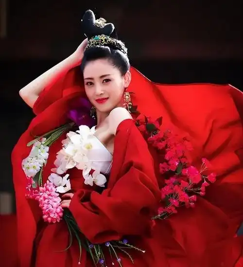 穿着太大胆!33岁张天爱戛纳红毯镂空礼服惹争议,生图跟没穿一样