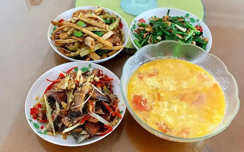 姐姐中午做了三菜一汤,简单的家常菜,家里的腊鱼你们吃完了吗