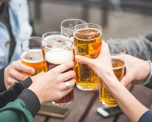 春节期间,饮酒莫贪杯,以免醉"胰"生