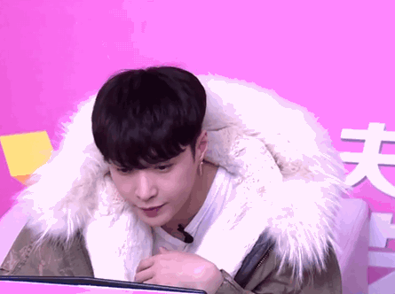 张艺兴黑色迷人帅气gif动图_动态图_表情包下载_soogif