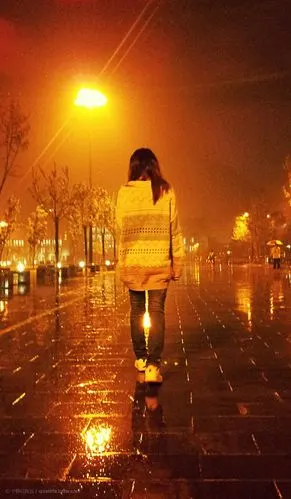 某个雨夜,特别想拍张背影的照片-宁静以致远