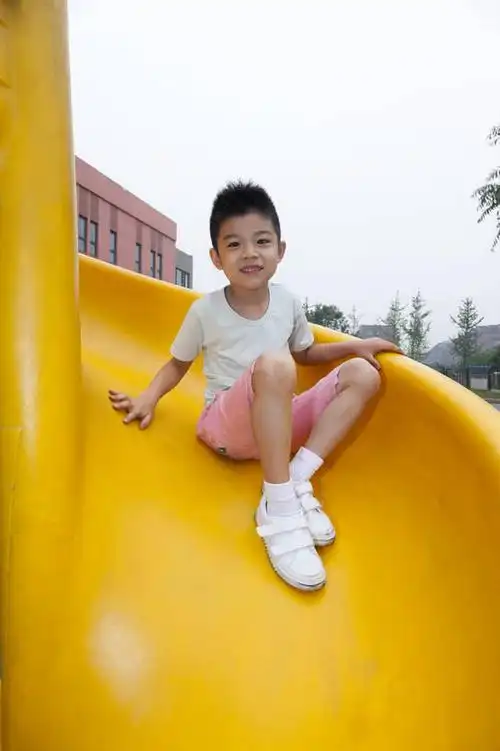 东方人,婴儿,儿童,一个人,竖图,彩色,室外,白天,正面,快乐,幸福,纯洁