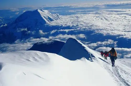 季琦越过山丘华住仍是少年