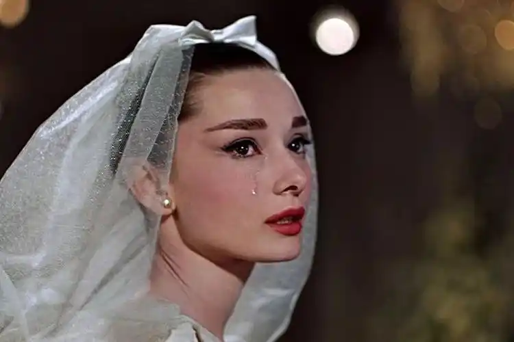 女神2次离婚,3次流产,无数次被劈腿,赫本眼里依旧闪烁爱情的星光