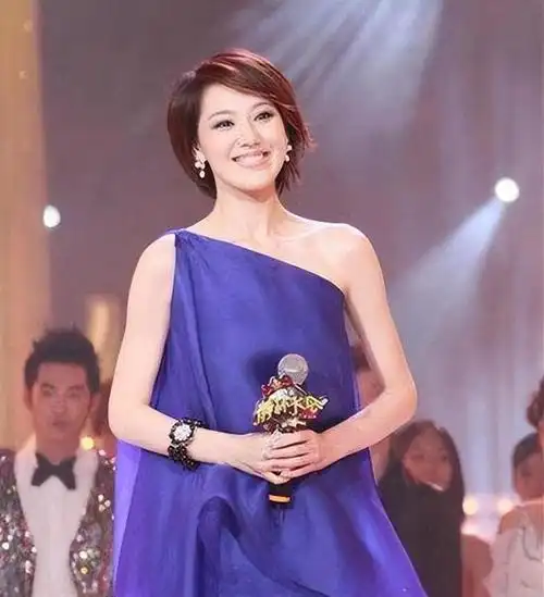 央视女主持王冠:离开央视4年,深陷桃色绯闻,被父母催婚13年