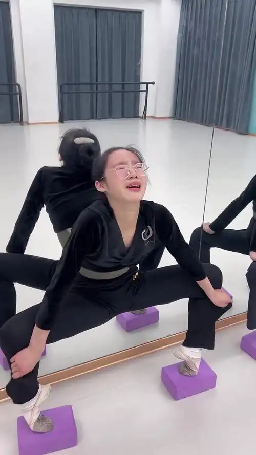 哭归哭,舞蹈生练软度是不会放弃的 #舞蹈生的日常练功 #软开度练习