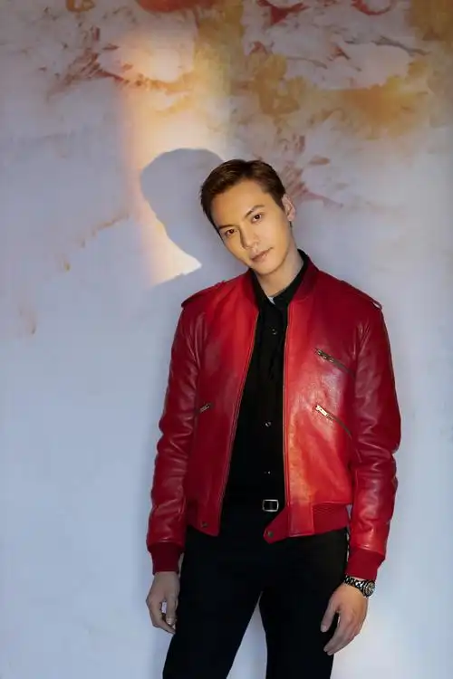 简介:陈伟霆红色皮衣帅气写真,分享一组陈伟霆图片给大家,图中的明星