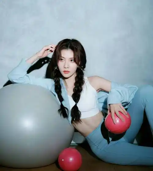 宋妍霏线下蓝色瑜伽服,秀出大好身材!_健身_女子_安慕希