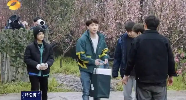 张艺兴首次光临蘑菇屋何炅飞奔迎接张子枫有些拘谨和害羞