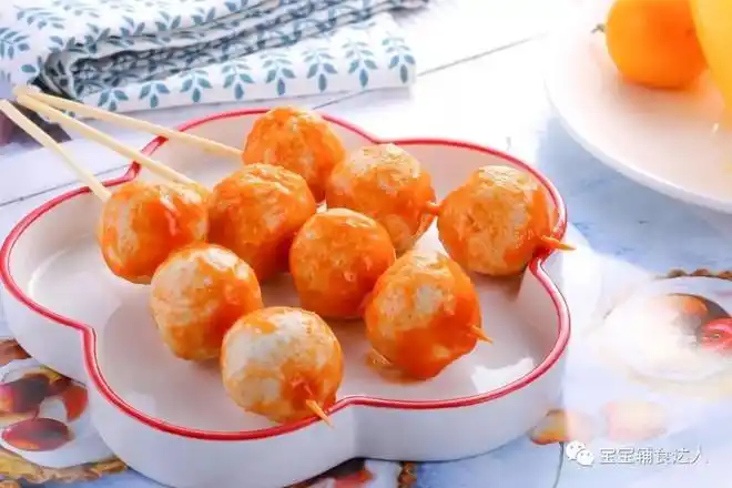 从娃看见串串的第一眼起,就止不住的咯咯笑,看着他吃着自制的营养鱼丸