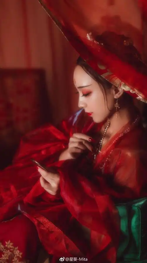 16西安汉服摄影约拍 那一日,他送她一件火红的嫁衣,笑问:"待我金榜