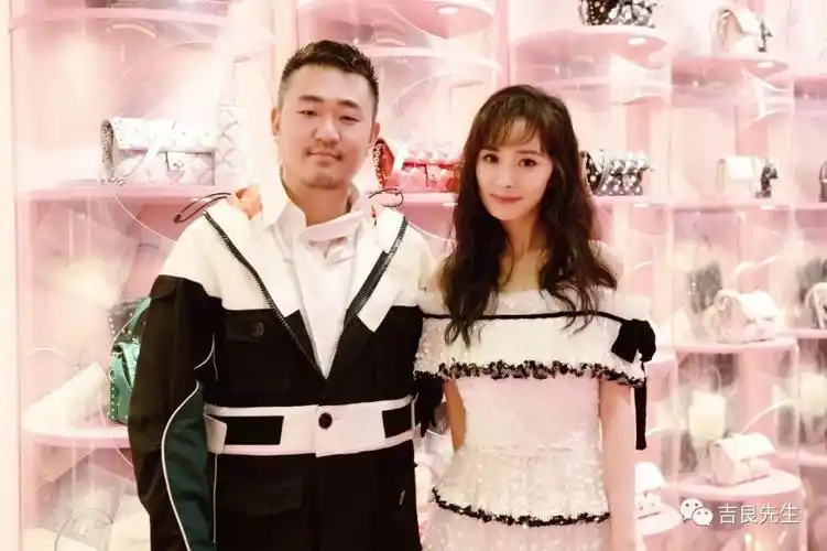 在这间糖果工场里,小s与张艺兴尬舞,杨幂则跟她商业互吹.