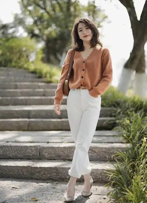 白裤子搭配这4件上衣太好看了