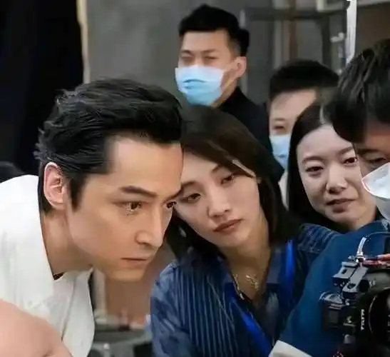 胡歌官宣结婚后,与妻子同框照首次曝光,黄曦宁依偎着胡歌好甜蜜