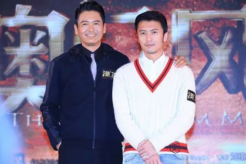 周润发和谢霆锋昨日在京同台亮相,发哥笑言是看着谢霆锋长大的.