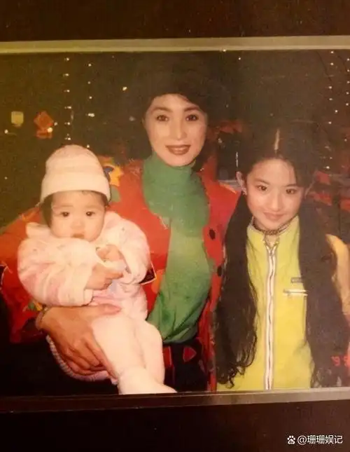 刘亦菲母亲刘晓莉长得比女儿还漂亮两婚两离65岁单身也幸福