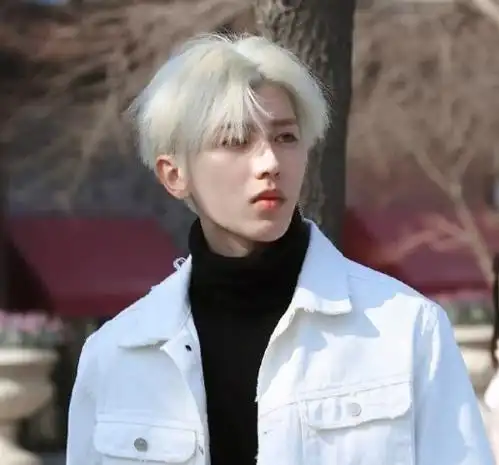 同样是染白发,有的帅气似漫画人物,有的成了非主流,这位最搞笑