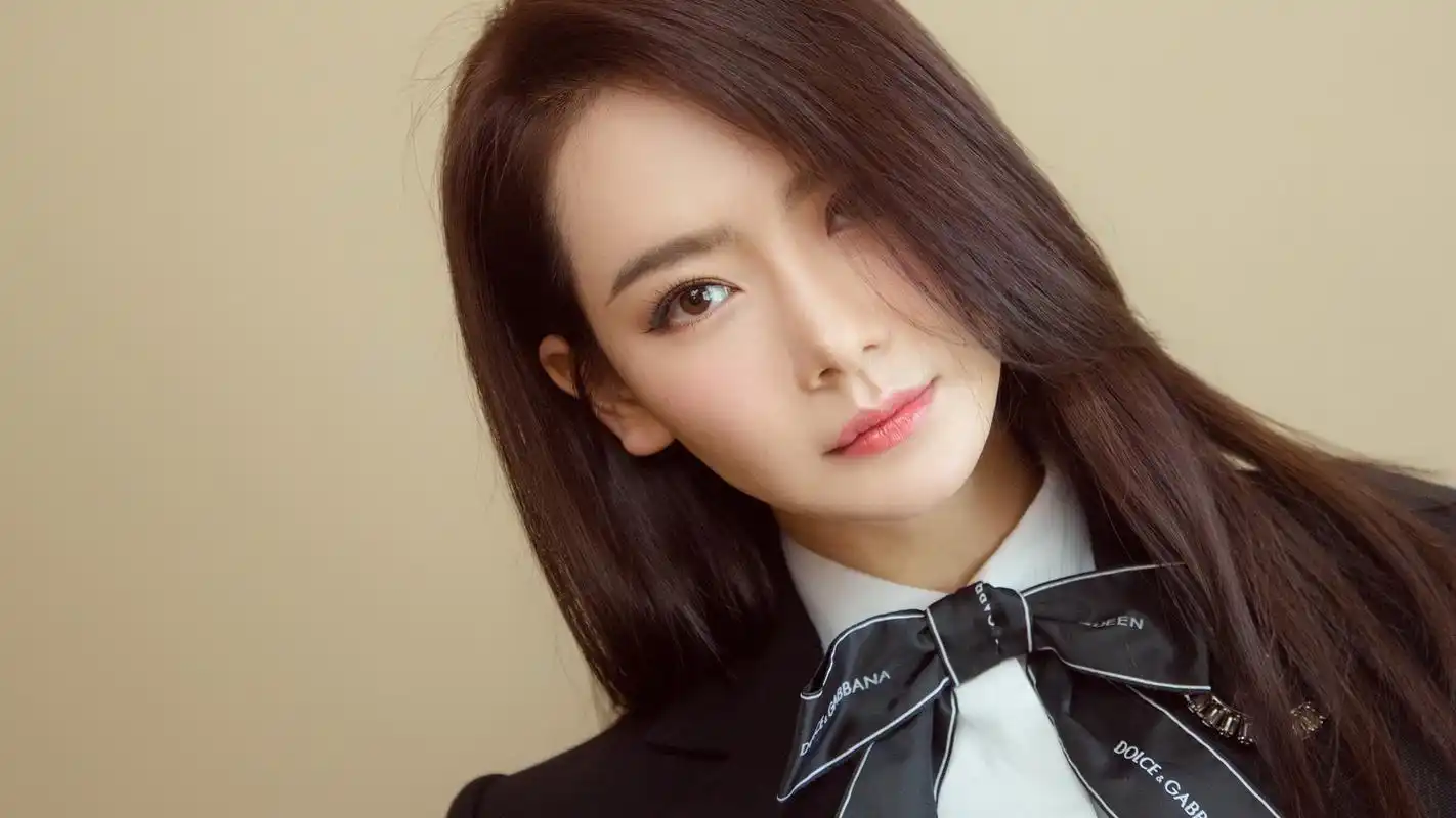 气质女星戚薇写真高清宽屏桌面壁纸