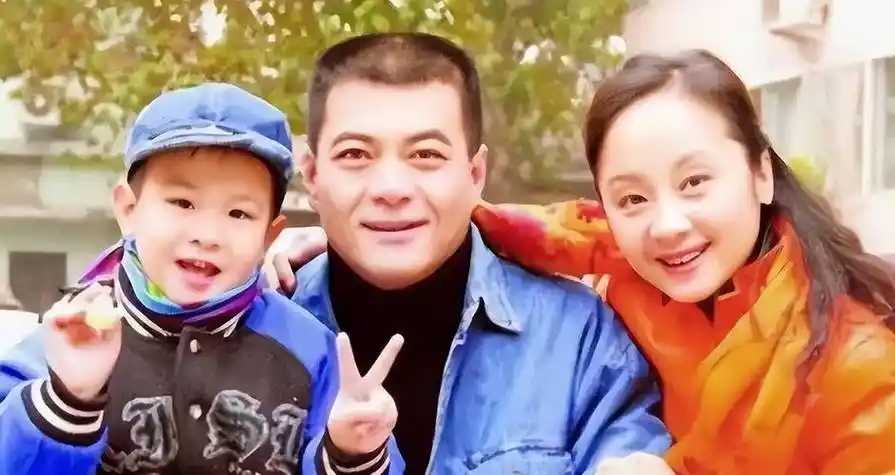 回顾秦海璐给单眼皮上千万保险产下巨婴症儿子险哭瞎双眼