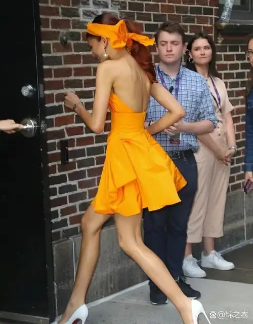 我发现一个问题,就是欧美的女明星穿高跟鞋,她们基本上都是跨着大步子