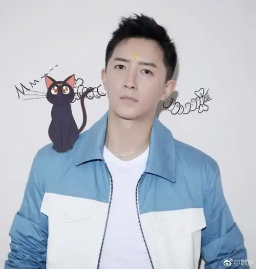 韩庚短发干练表情冷峻帅气