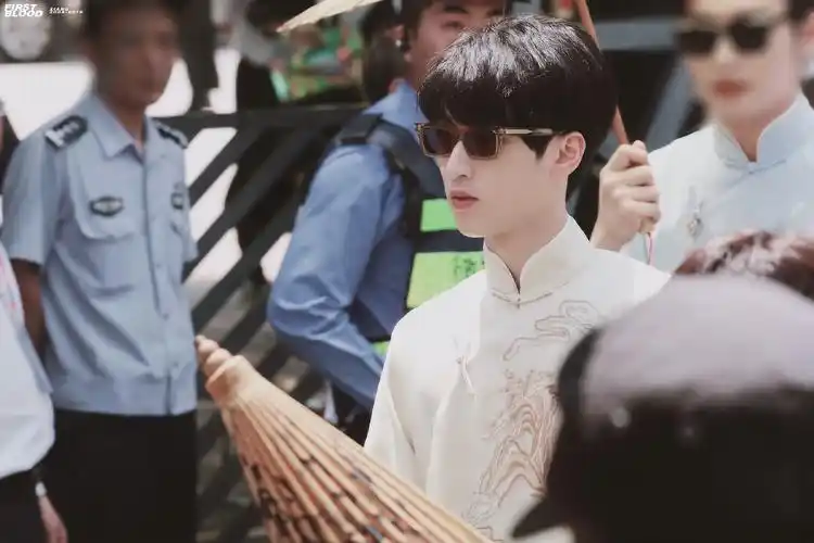 严浩翔快乐大本营路透,民国造型~ 严公子太爱了