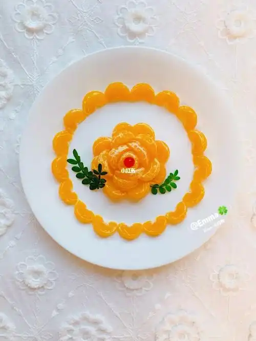 水果拼盘橘子花围边摆盘