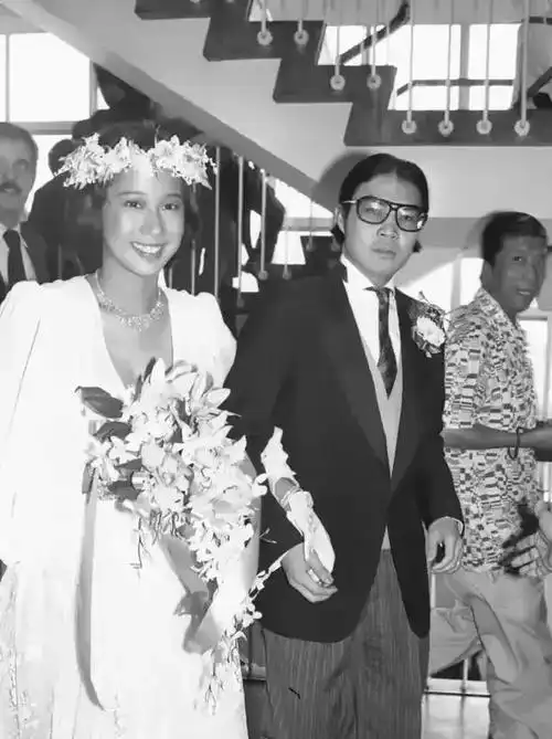 曝霍启刚曾撮合父母复婚,朱玲玲再婚才没出席婚宴,跟罗康瑞生疏