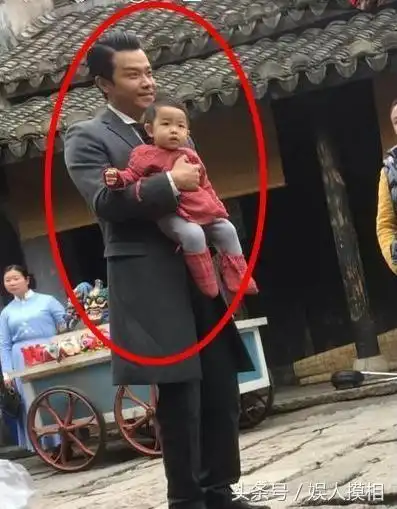 佟丽娅陈思成抱儿子现身,朵朵正面照曝光,透露两人婚姻现状!