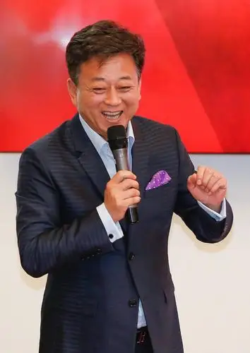 朱军出席活动近照曝光两鬓斑白显苍老 现在转型首当制作人